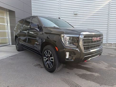 Used 2023 GMC Yukon XL AT4 image 3