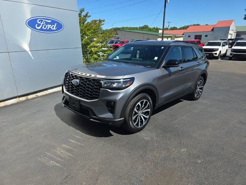 Used 2025 Ford Explorer ST-Line AWD/4WD image 2