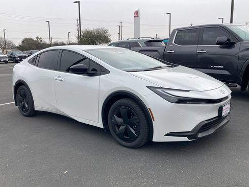 New 2026 Toyota Prius LE FWD image 3