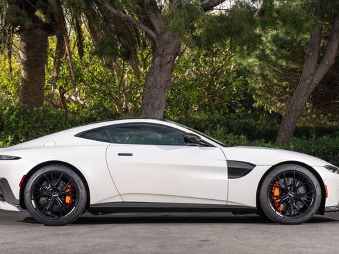 Used 2021 Aston Martin V8 Vantage Coupe image 40
