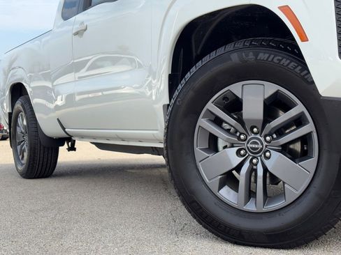 Used 2025 Nissan Frontier SV image 2