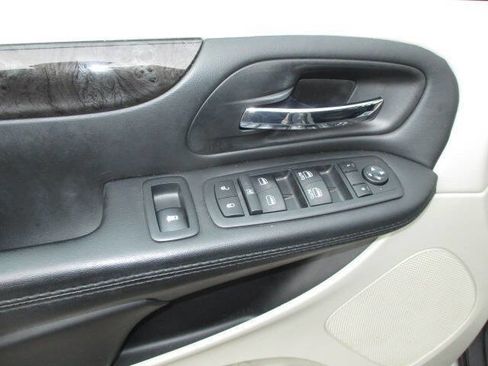 Used 2018 Dodge Grand Caravan SE w/ UConnect Hands-Free Group image 14