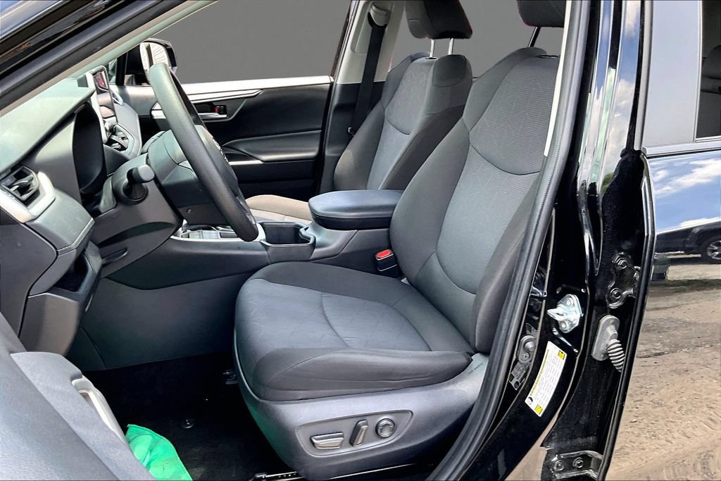Used 2025 Toyota RAV4 XLE AWD/4WD image 20