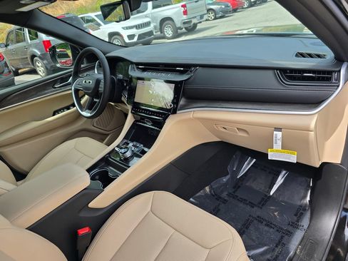 New 2026 Jeep Grand Cherokee L Limited w/ Luxury Tech Group II AWD/4WD image 29