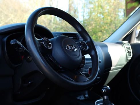 Used 2017 Kia Soul + image 4