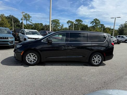 Used 2024 Chrysler Pacifica Touring-L FWD image 6
