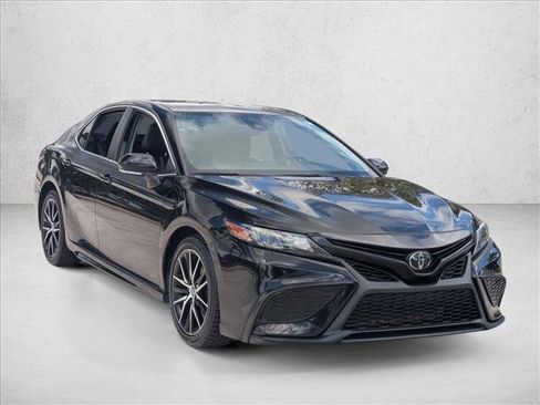 Certified 2022 Toyota Camry SE w/ Convenience Package image 3