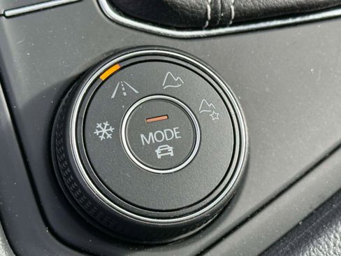 Certified 2022 Volkswagen Taos SE w/ Panoramic Sunroof Package image 28