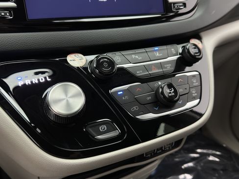 Used 2023 Chrysler Pacifica Touring-L FWD image 18