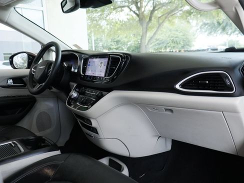 Used 2022 Chrysler Pacifica Touring-L FWD image 20