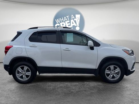 Used 2021 Chevrolet Trax LT w/ Premium Seat Package AWD/4WD image 2
