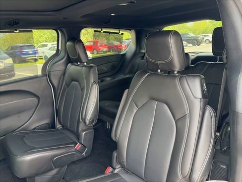 Used 2023 Chrysler Pacifica Touring-L w/ Uconnect Theater Family Group AWD/4WD image 13