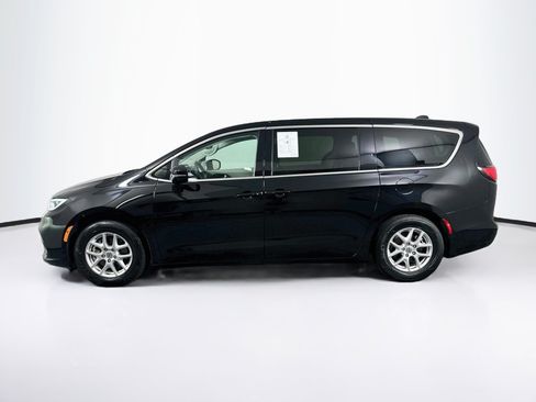 Used 2024 Chrysler Pacifica Touring-L FWD image 4