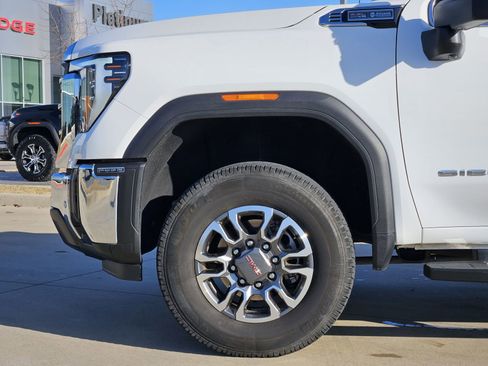 Used 2024 GMC Sierra 2500 SLT w/ SLT Premium Package image 11