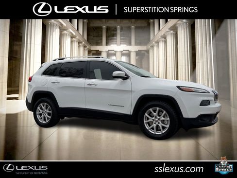 Used 2018 Jeep Cherokee Latitude Plus w/ Comfort/Convenience Group FWD image 1