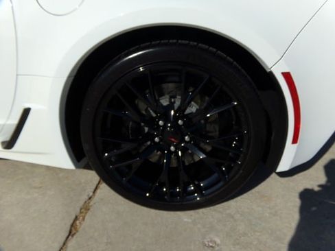 Used 2016 Chevrolet Corvette Z06 w/ 3LZ Preferred Equipment Group RWD image 9
