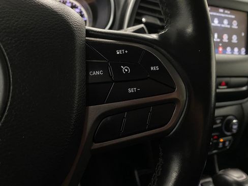 Used 2020 Jeep Cherokee Latitude Plus w/ Cold Weather Group image 17