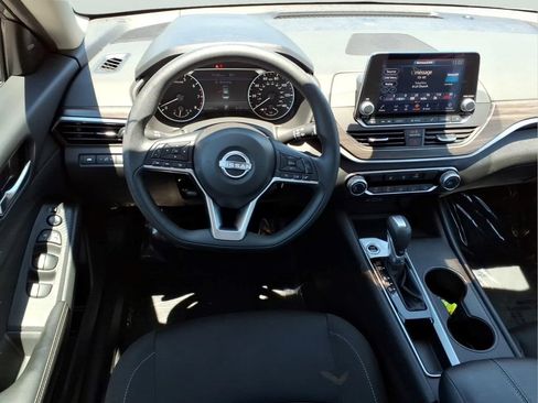 Used 2025 Nissan Altima 2.5 SV FWD image 9