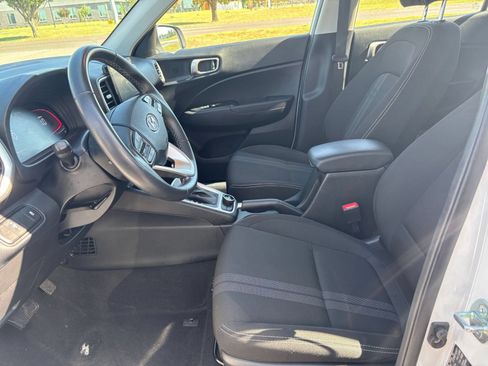 Used 2025 Hyundai Venue SEL FWD image 25