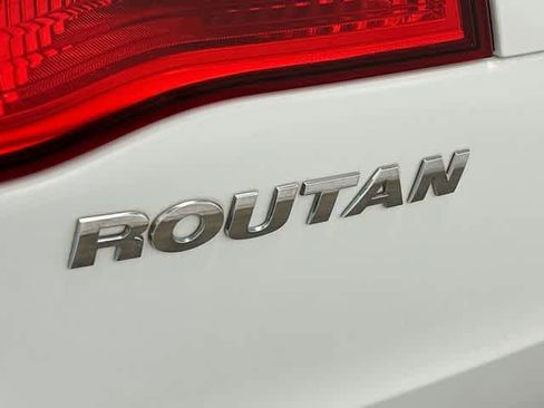 Used 2013 Volkswagen Routan S FWD image 22