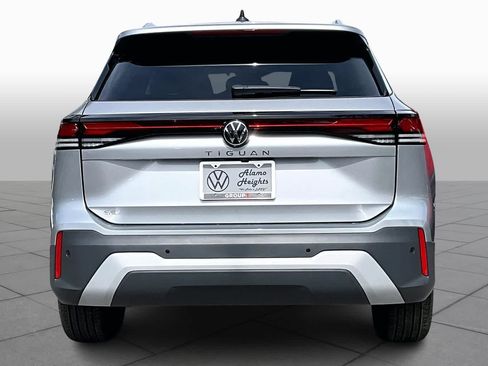New 2026 Volkswagen Tiguan SE FWD image 4