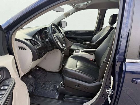 Used 2016 Chrysler Town & Country Touring FWD image 10