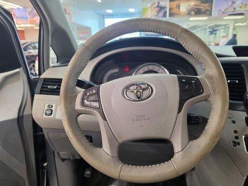 Used 2012 Toyota Sienna SE FWD image 10