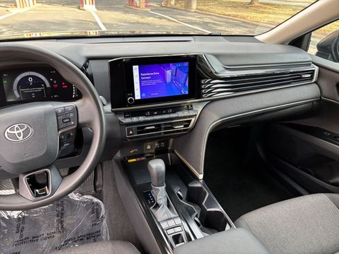 Used 2025 Toyota Camry LE image 30