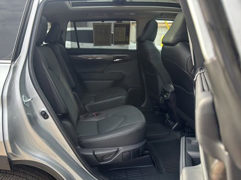Used 2024 Toyota Highlander Platinum image 22