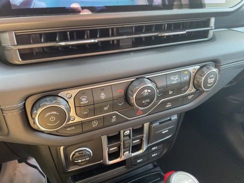 New 2025 Jeep Gladiator Sport image 18