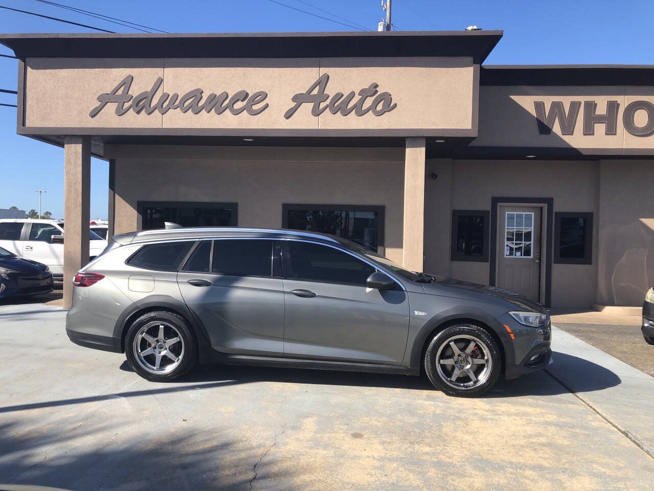 Used 2018 Buick Regal Preferred w/ Sights and Sounds Package AWD/4WD image 1