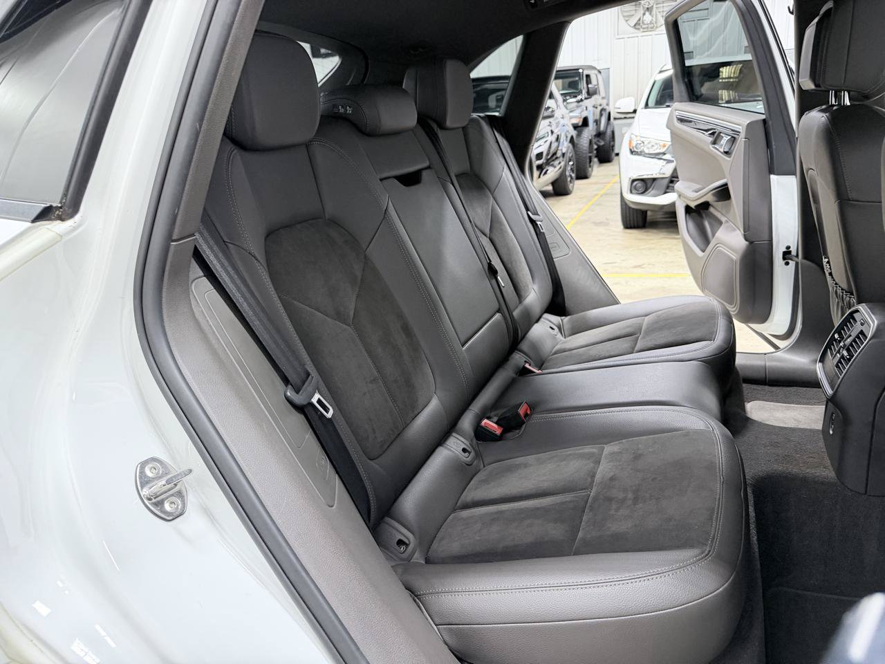 Used 2018 Porsche Macan AWD/4WD image 35
