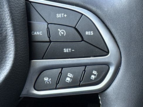Used 2025 Chrysler Pacifica Select FWD image 19