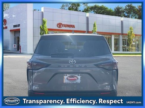 Used 2024 Toyota Sienna XLE image 7