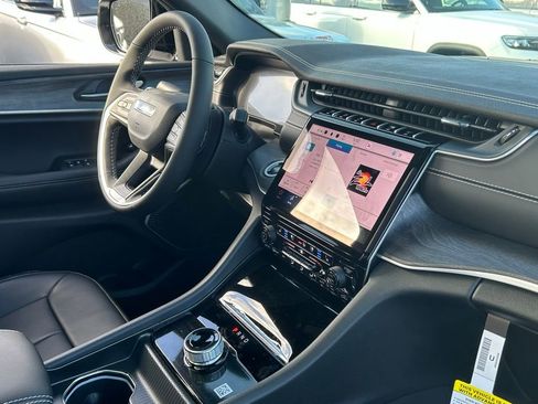 New 2025 Jeep Grand Cherokee Limited w/ Luxury Tech Group II image 28