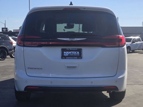 Used 2024 Chrysler Pacifica Touring-L image 5
