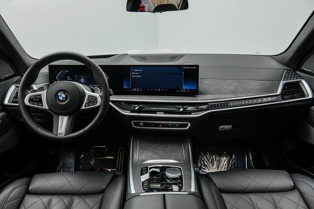 Used 2025 BMW X7 xDrive40i AWD/4WD image 16