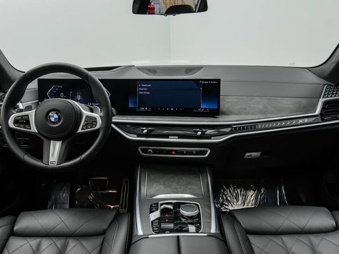 Used 2025 BMW X7 xDrive40i AWD/4WD image 16