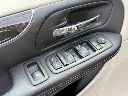 Used 2015 Chrysler Town & Country Touring w/ Driver Convenience Group FWD image 10