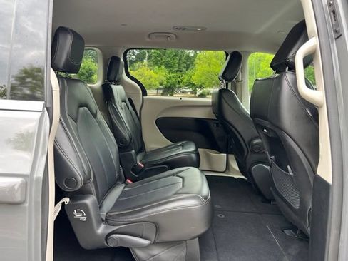 Used 2023 Chrysler Pacifica Touring-L FWD image 18