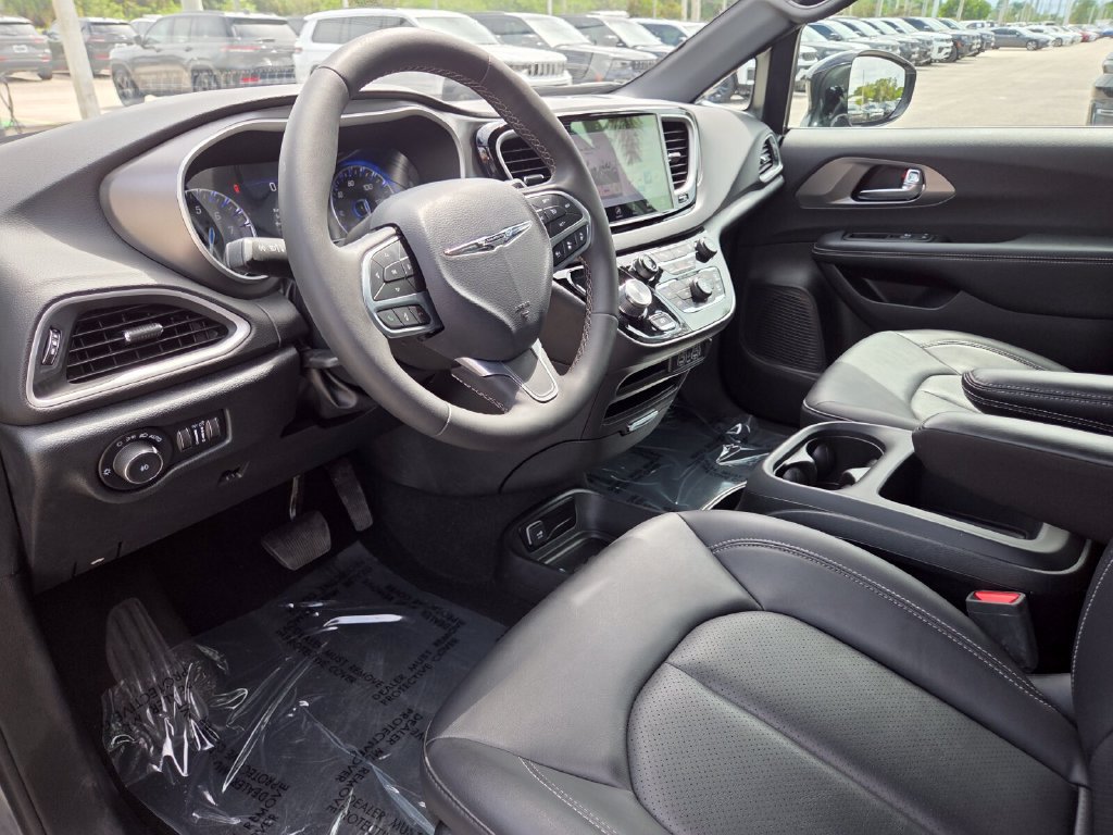 Used 2025 Chrysler Pacifica Select FWD image 31