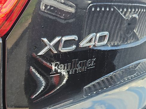 Used 2024 Volvo XC40 B5 Core AWD/4WD image 9