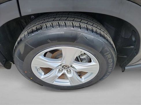 Used 2024 Toyota Highlander LE FWD image 12