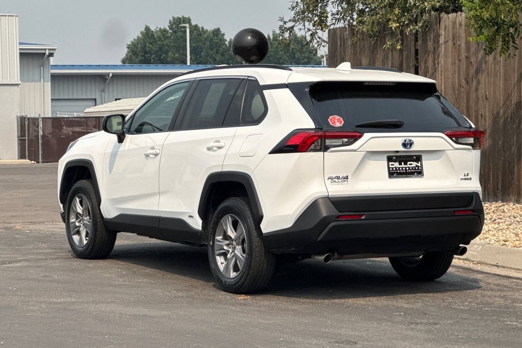 Used 2022 Toyota RAV4 LE AWD/4WD image 9