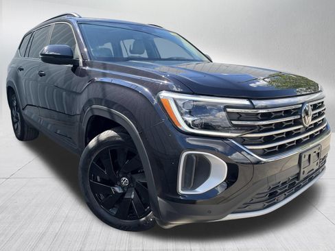 Used 2024 Volkswagen Atlas SE w/ Panoramic Sunroof Package FWD image 3