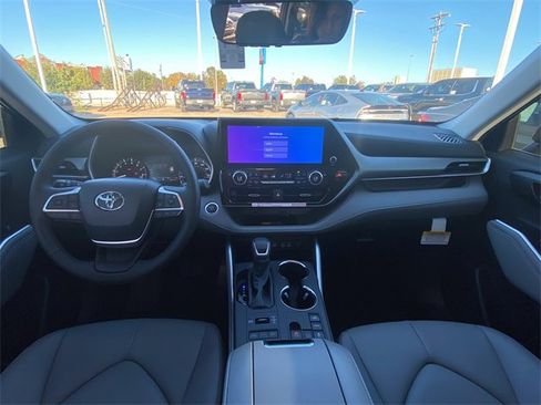 New 2026 Toyota Highlander XLE image 13