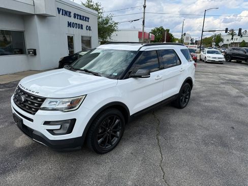 Used 2017 Ford Explorer XLT w/ XLT Technology Feature Bundle AWD/4WD image 4