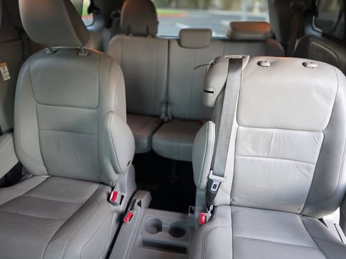 Used 2017 Toyota Sienna XLE FWD image 14