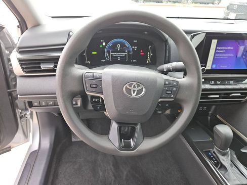 Used 2025 Toyota Camry LE FWD image 18