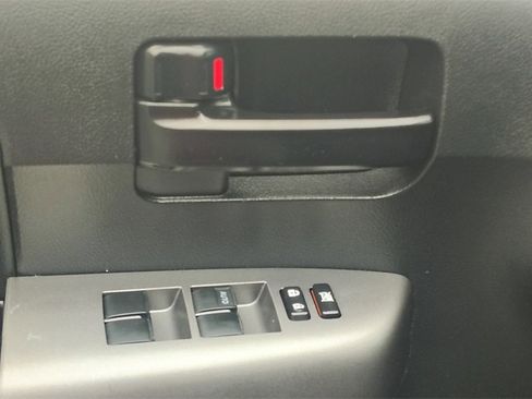 Used 2011 Toyota Tundra 4x4 CrewMax image 9